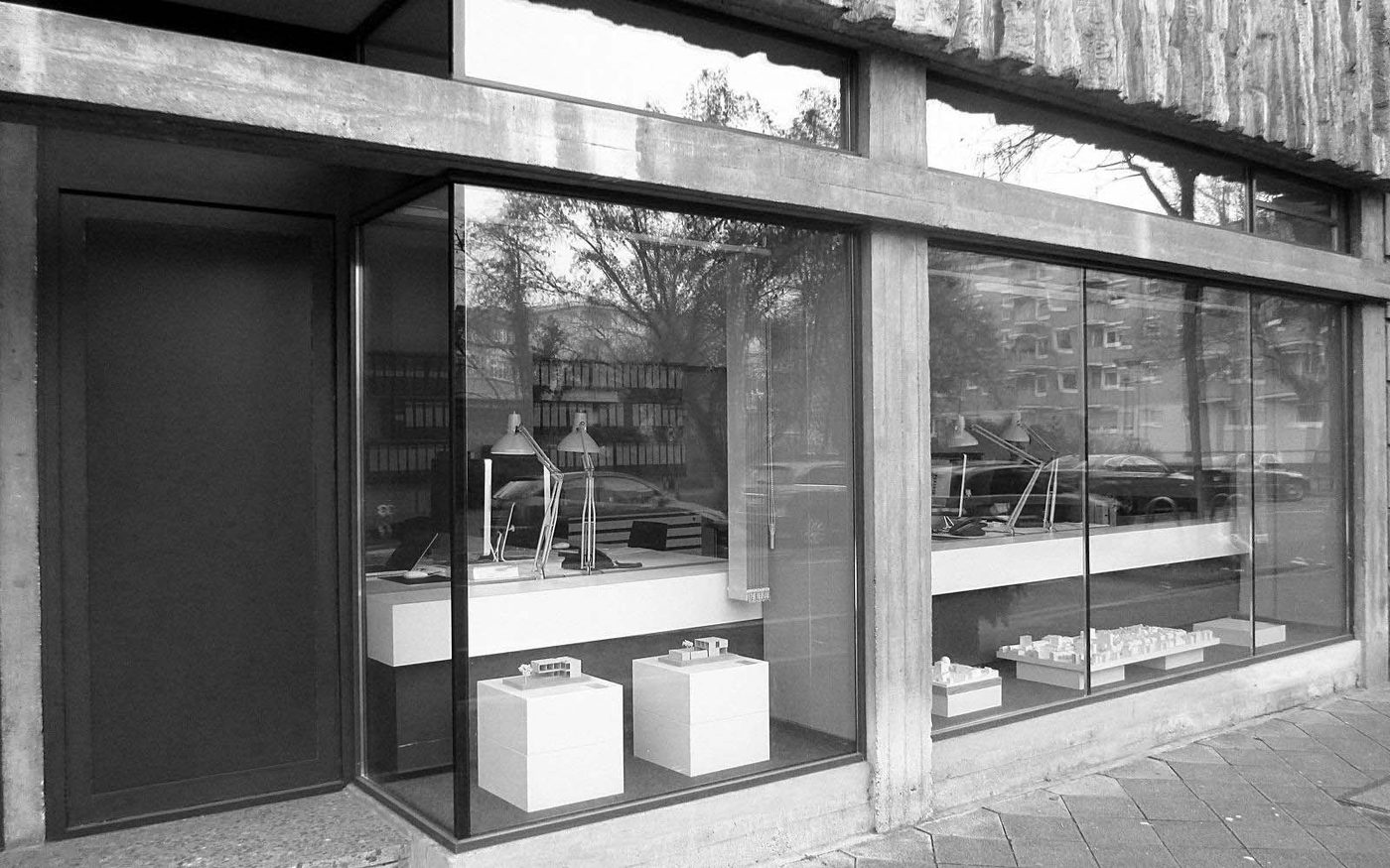 Schaufensterfront des Büros mit Modellen hinter Glas