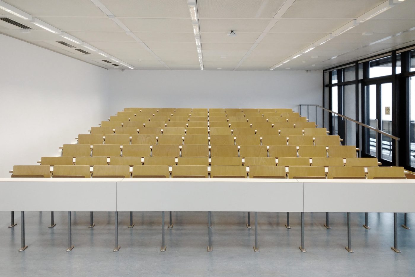 Hörsaal mit ansteigenden Sitzreihen im sanierten Hochhaus