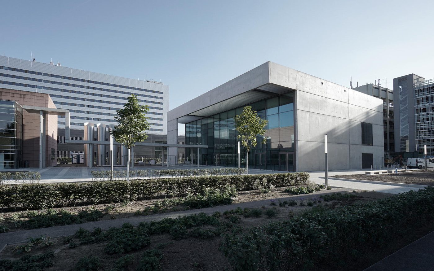 Audimax-Gebäude MEDICUM der Goethe-Universität mit Metallfassade