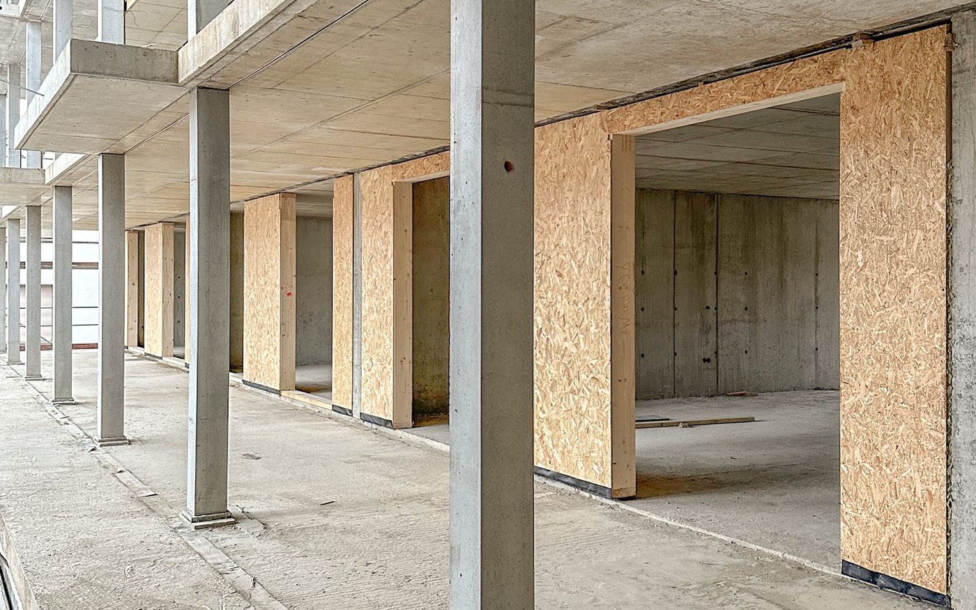 Rohbau mit Betonstützen und Holzwerkstoffplatten auf der Konversionsfläche Turley