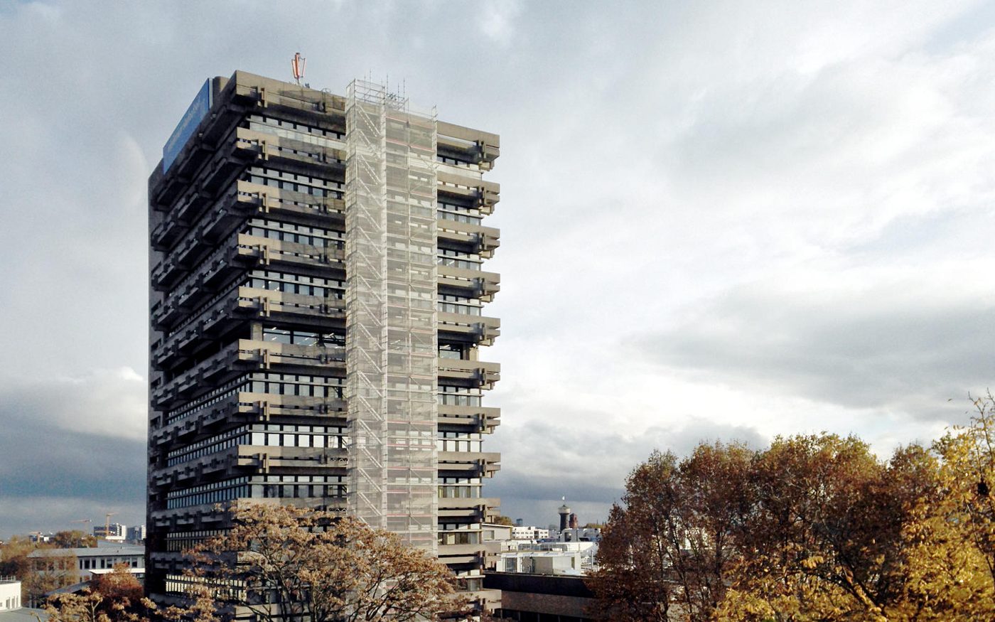 Dreizehngeschossiges Hochhaus der Hochschule Mannheim mit Gerüst während der Fassadensanierung
